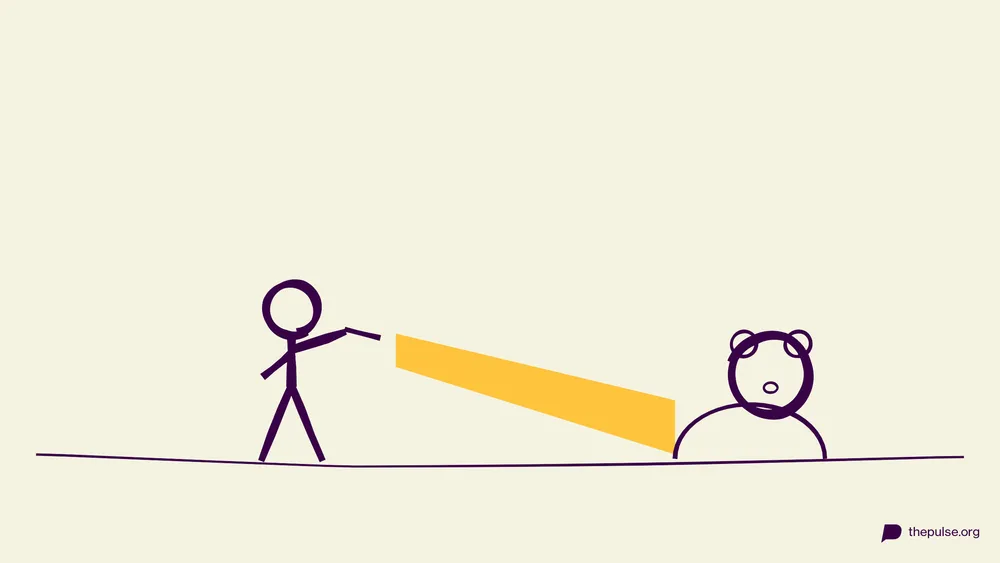 Handgezeichnete Illustration: Figur leuchtet mit gelbem Taschenlampenkegel auf einen Bären hinter dem Busch