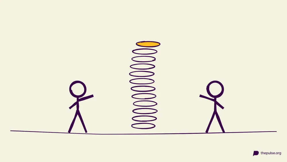 Handgezeichnete Illustration: Schiefer Keksturm mit gelber Spitze zwischen zwei Baumeistern