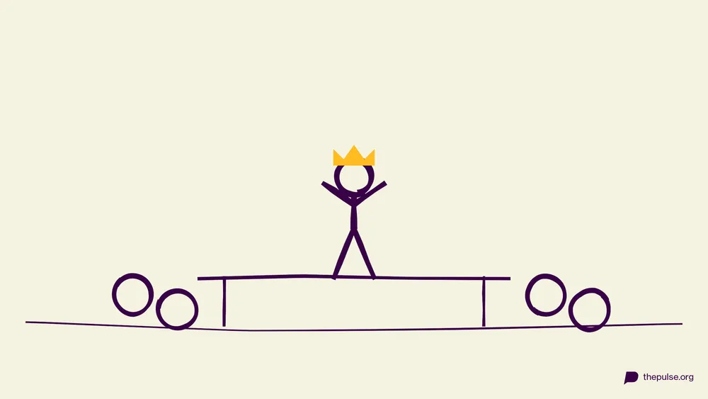 Handgezeichnete Illustration: Figur mit gelber Krone auf dem Laufsteg, Publikum applaudiert