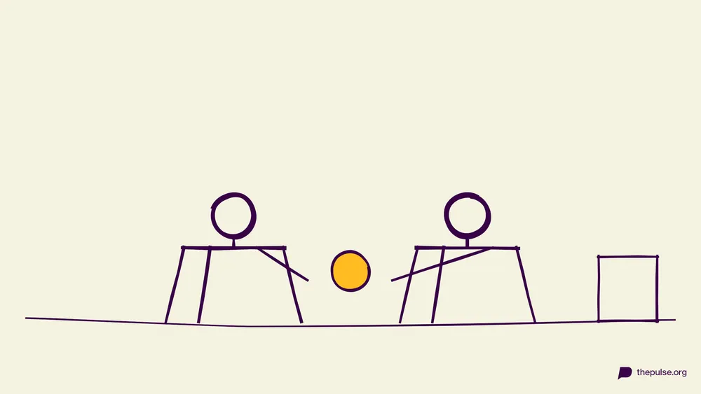 Handgezeichnete Illustration: Zwei Figuren im Krebsgang kämpfen um den gelben Ball