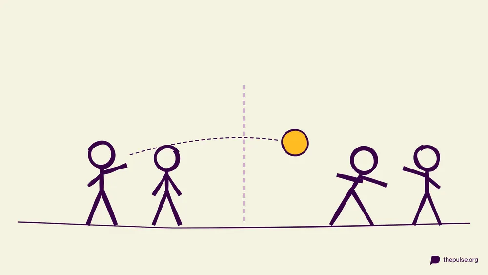 Handgezeichnete Illustration: Völkerball-Feld mit Mittellinie, gelber Ball fliegt, Figur weicht aus