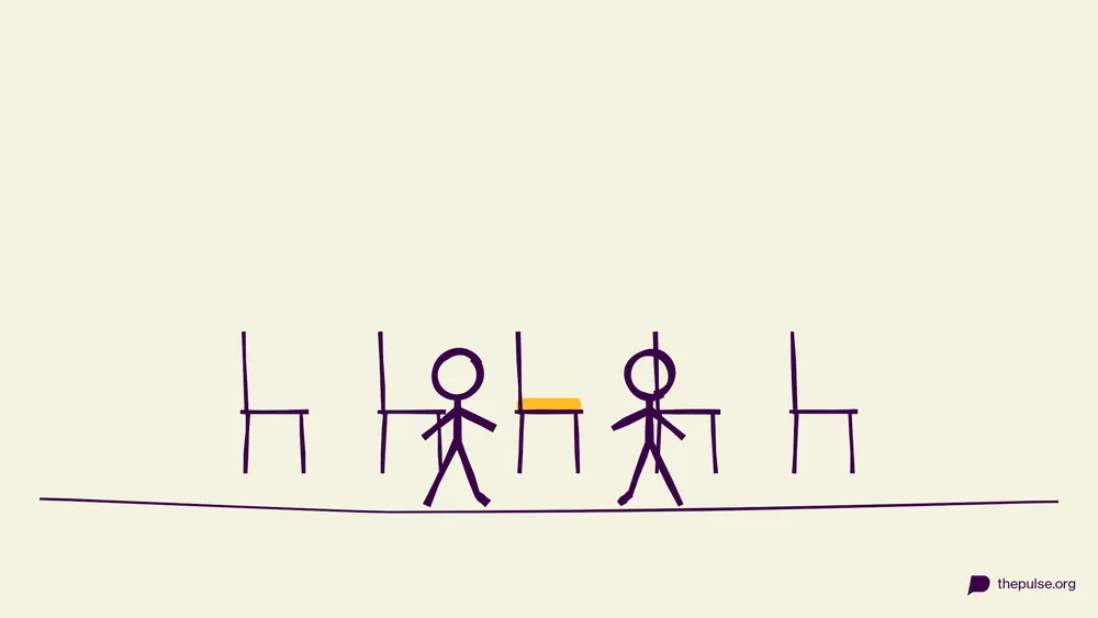 Illustration: Stuhlreihe mit gelbem freiem Sitz, zwei Figuren hechten darauf zu