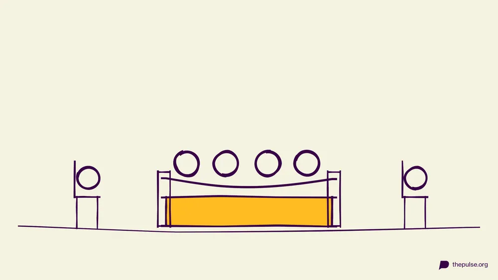 Handgezeichnete Illustration: Vier Köpfe auf einer gelben Couch, Stühle daneben
