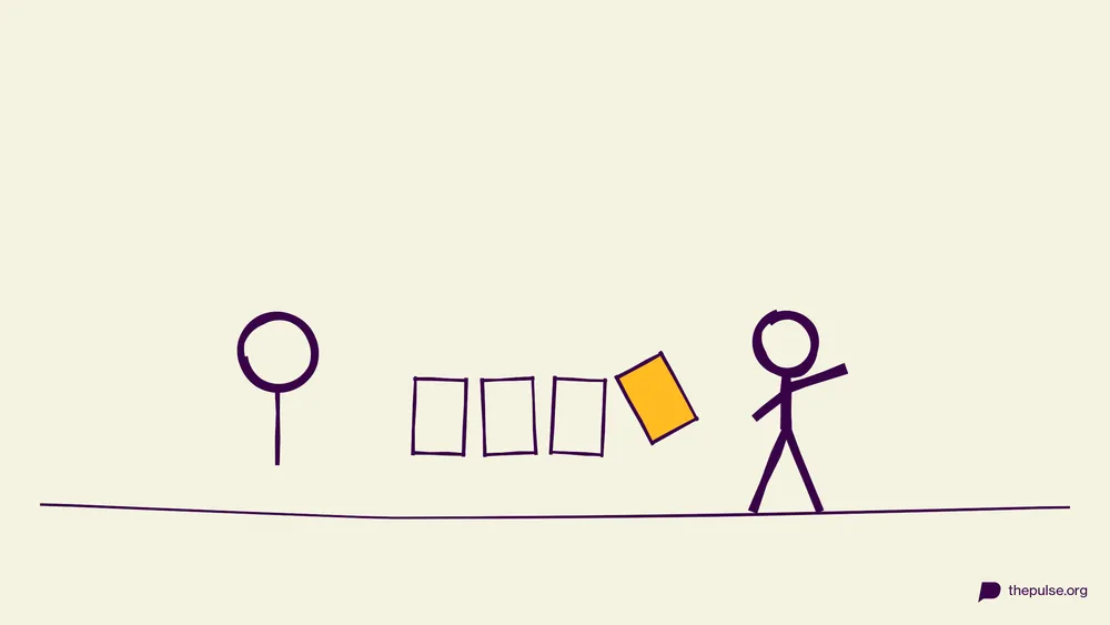 Handgezeichnete Illustration: Vier verdeckte Karten, die gelbe wird heimlich angehoben