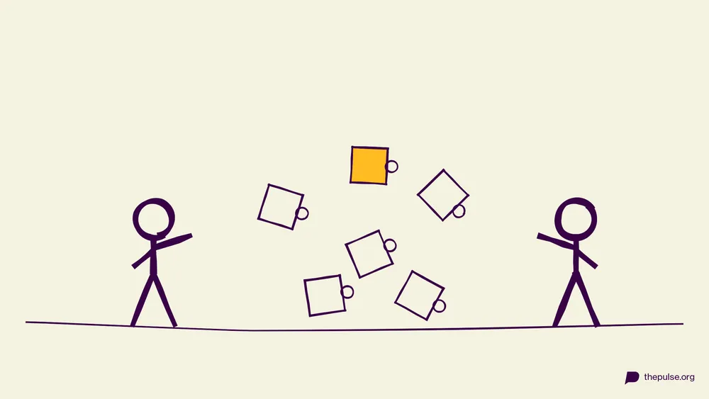 Handgezeichnete Illustration: Durcheinandergewirbelte Puzzleteile, eines gelb, zwei Figuren sortieren