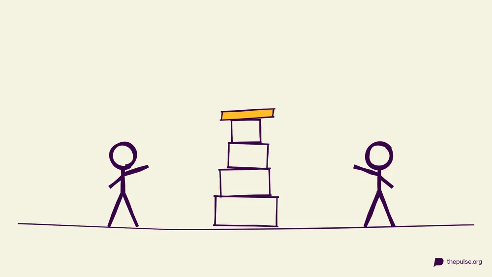 Handgezeichnete Illustration: Wackliger Papierturm trägt ein gelbes Buch