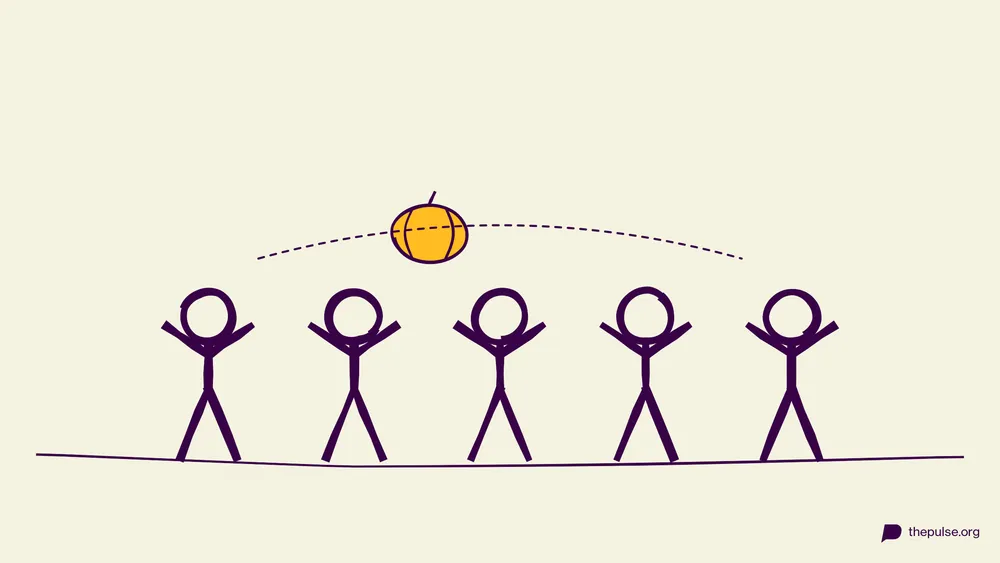 Handgezeichnete Illustration: Ein gelber Kürbis wird über die Köpfe der Teamreihe gereicht