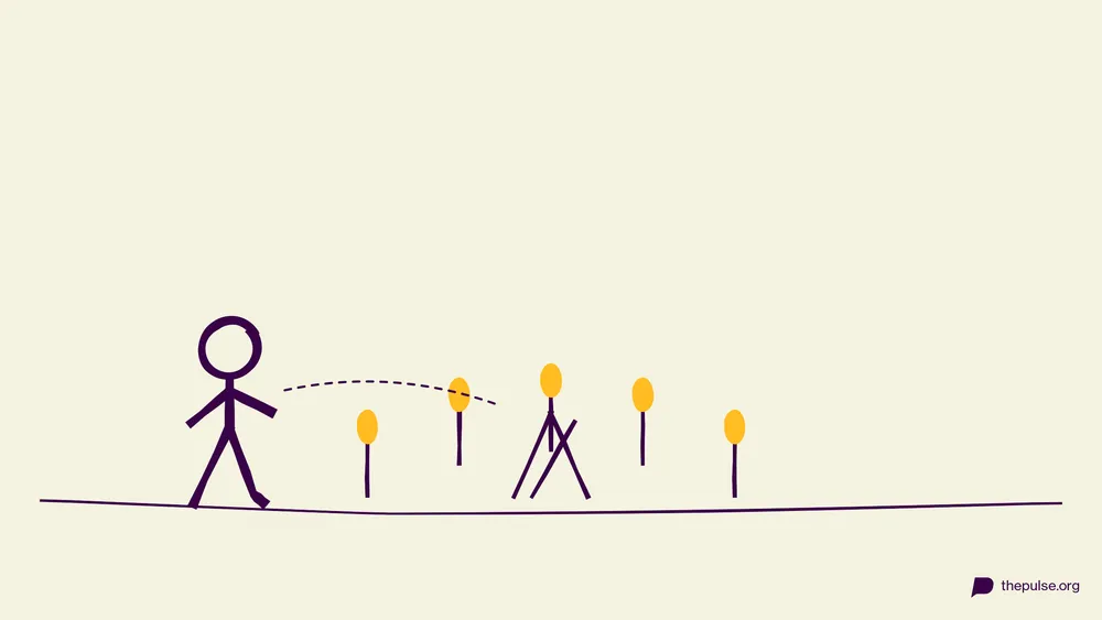 Handgezeichnete Illustration: Fackelkreis mit gelben Flammen um die Stock-Pyramide, Angreifer schleicht heran