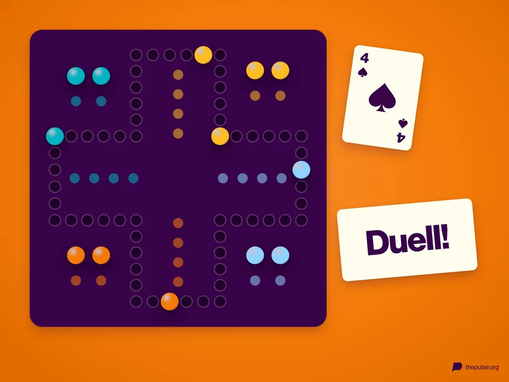 Ein großes Spielbrett in Kreuzform mit Murmeln in vier Farben, daneben eine Spielkarte und eine Karte mit »Duell!«.