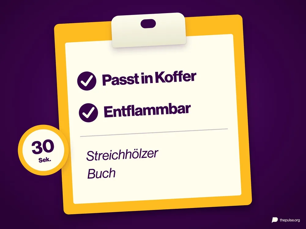 Klemmbrett mit den abgehakten Kriterien »Passt in Koffer« und »Entflammbar«, darunter »Streichhölzer« und »Buch«, daneben »30 Sek.«