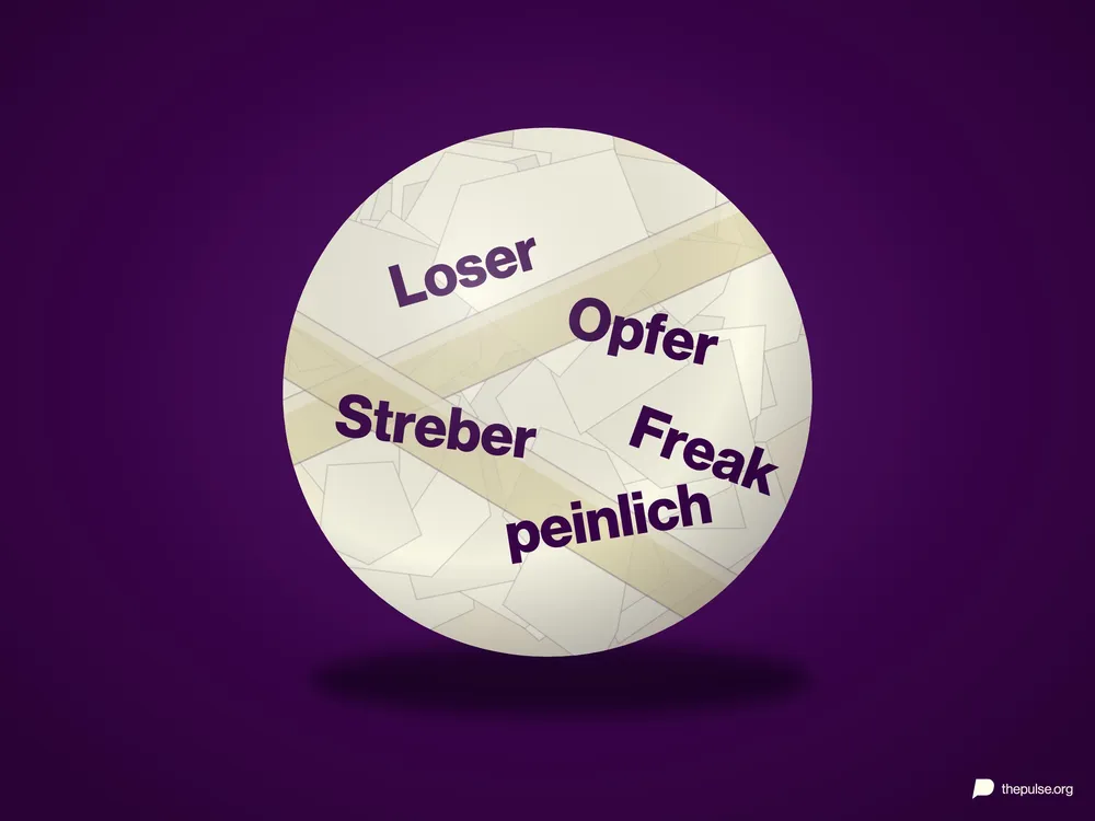 Ein Ball aus zerknüllten Zetteln mit bösen Worten, mit Klebeband zusammengehalten
