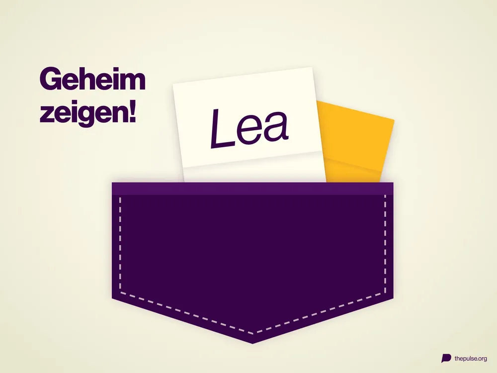 Ein Zettel mit dem Namen »Lea« steckt halb in einer Tasche, daneben »Geheim zeigen!«