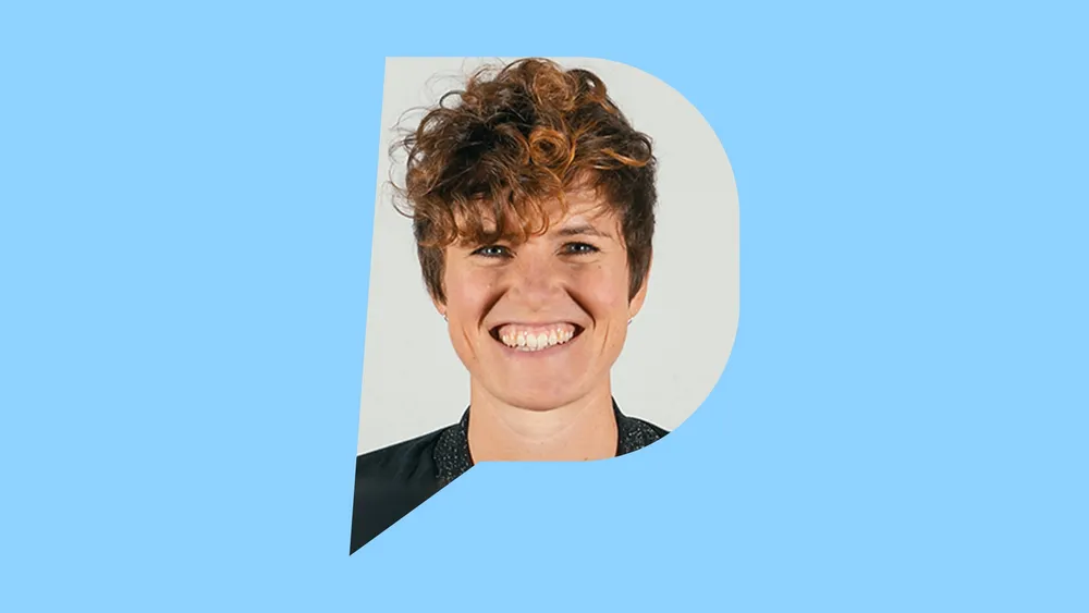 Melanie Harendt lacht, Porträt in der Pulse-Sprechblase auf hellblauem Grund