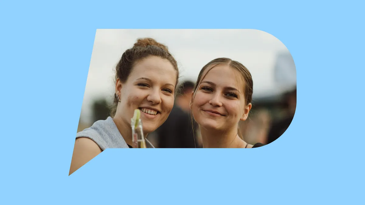 Zwei junge Frauen mit Flaschen auf einem Festival, im Rahmen der Pulse-Sprechblase