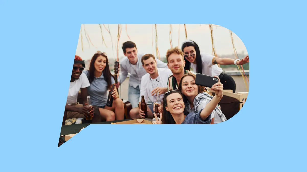 Junge Leute mit Flaschen auf einer Rooftop-Party, im Rahmen der Pulse-Sprechblase