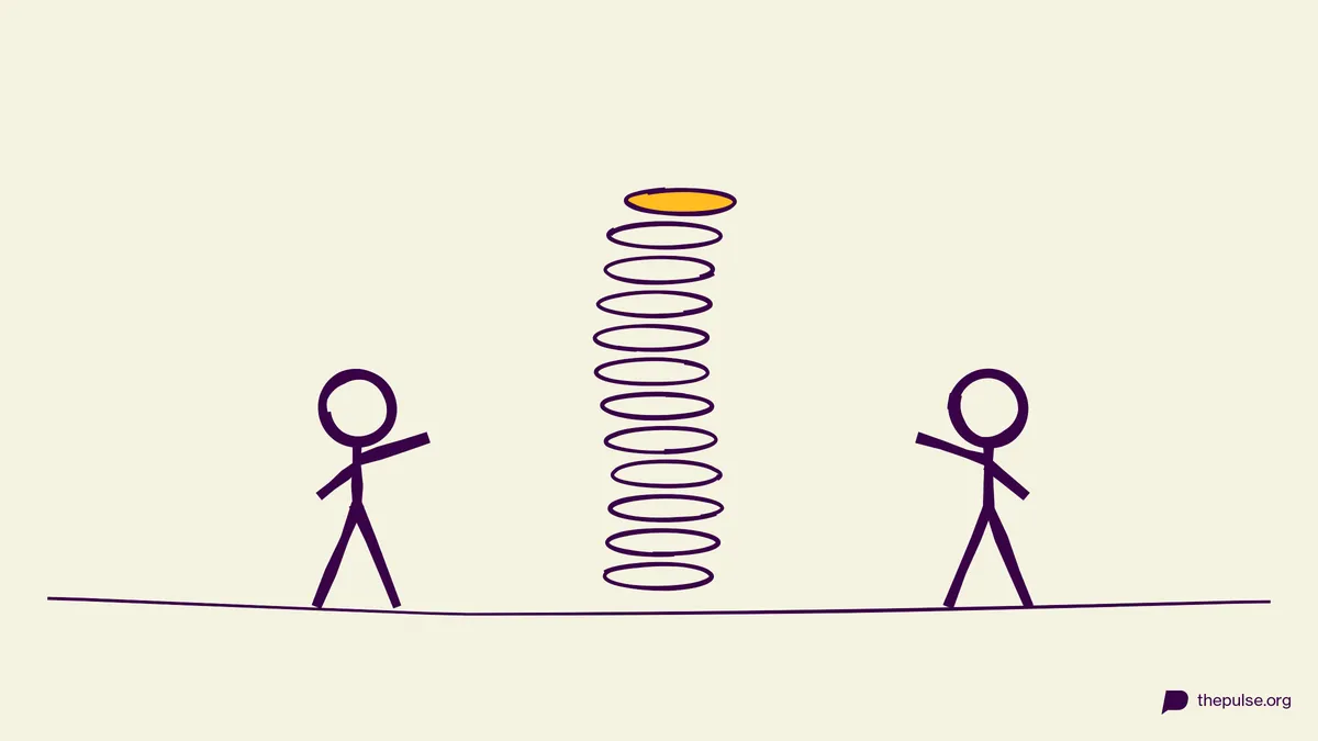 Handgezeichnete Illustration: Schiefer Keksturm mit gelber Spitze zwischen zwei Baumeistern