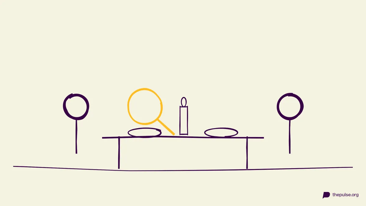 Handgezeichnete Illustration: Gedeckter Tisch mit Kerze — und die gelbe Lupe sucht den Mörder