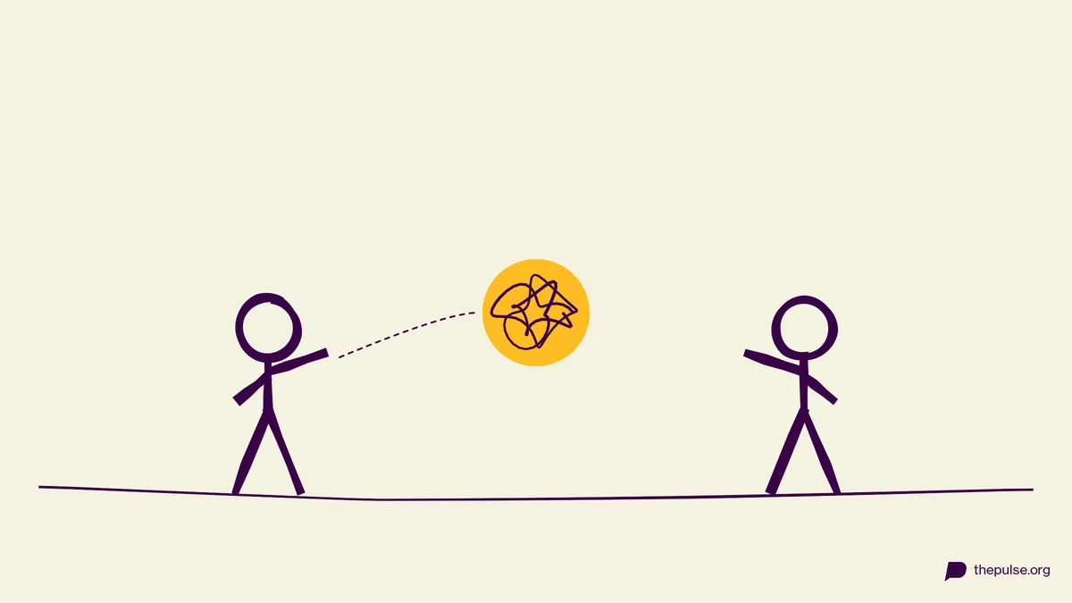 Handgezeichnete Illustration: Der zerknüllte gelbe Ball der bösen Worte wird weitergegeben
