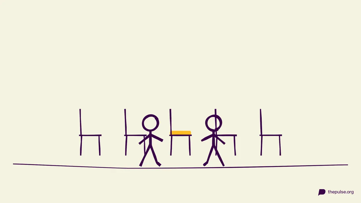 Illustration: Stuhlreihe mit gelbem freiem Sitz, zwei Figuren hechten darauf zu