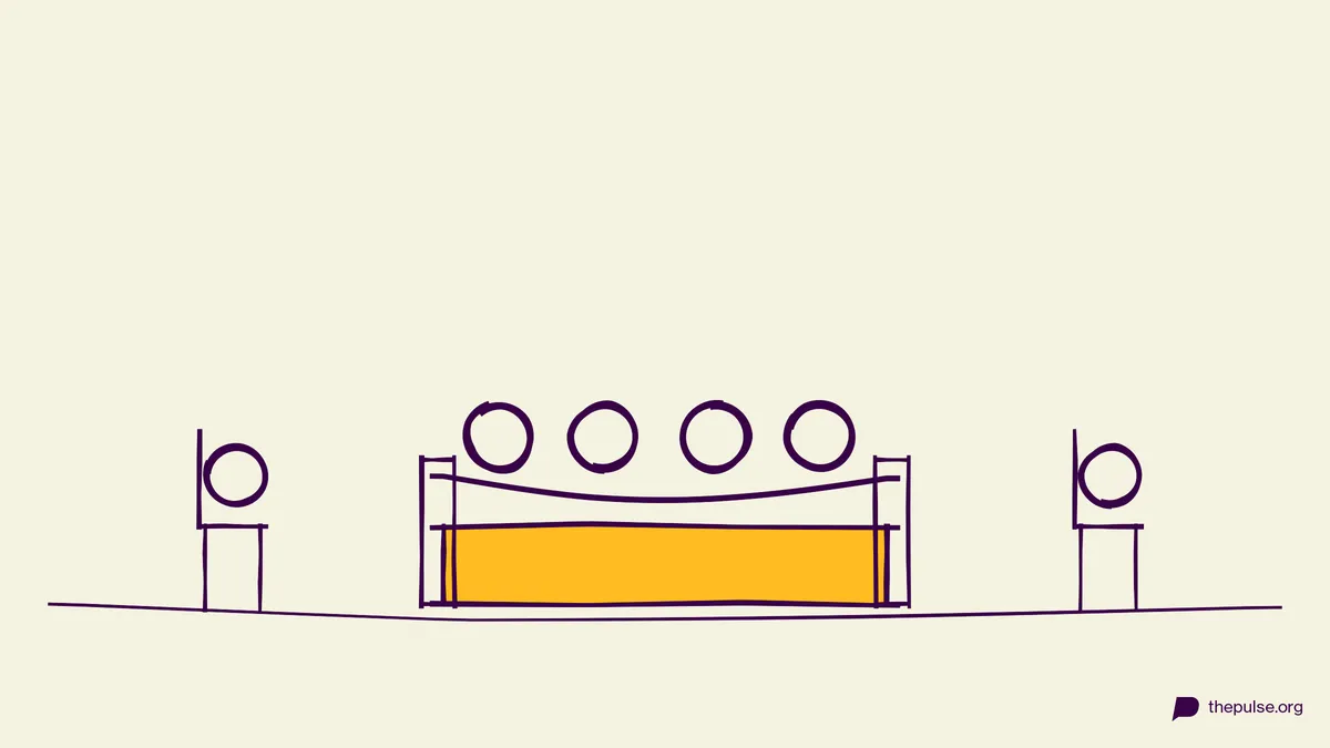 Handgezeichnete Illustration: Vier Köpfe auf einer gelben Couch, Stühle daneben