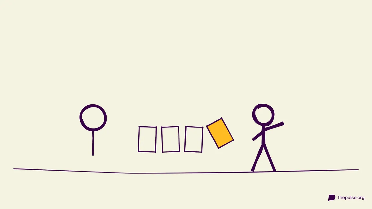 Handgezeichnete Illustration: Vier verdeckte Karten, die gelbe wird heimlich angehoben