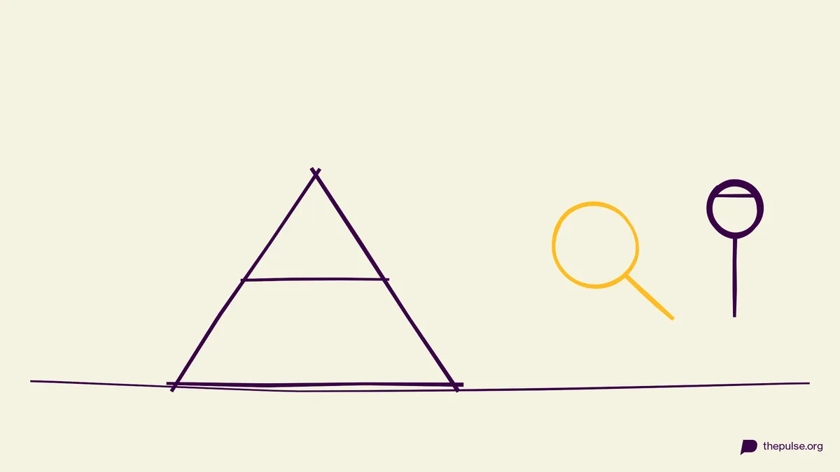 Handgezeichnete Illustration: Pyramide, gelbe Lupe und ein Verdächtiger — Murder Mystery in Ägypten