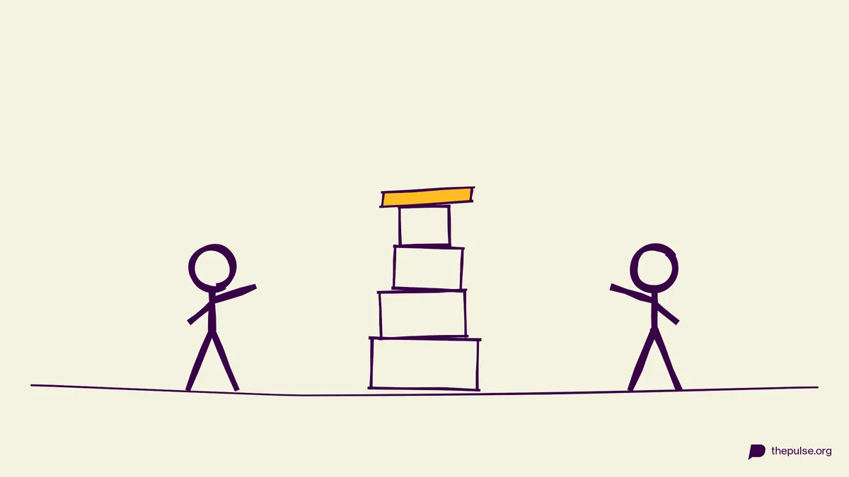 Handgezeichnete Illustration: Wackliger Papierturm trägt ein gelbes Buch