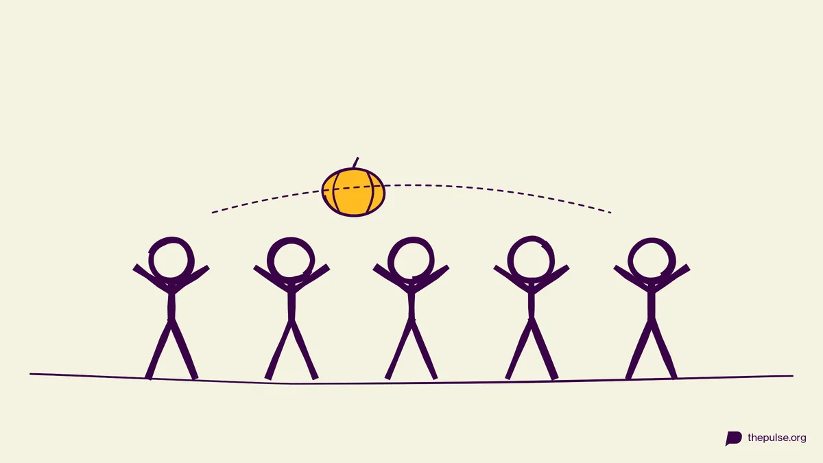 Handgezeichnete Illustration: Ein gelber Kürbis wird über die Köpfe der Teamreihe gereicht