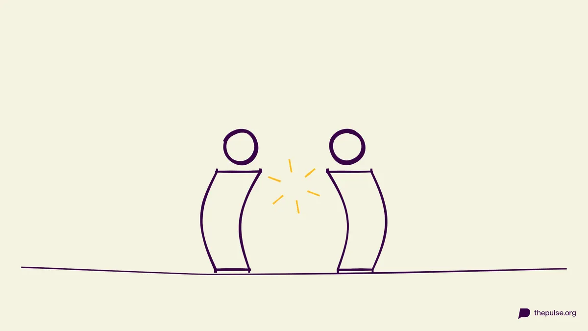 Handgezeichnete Illustration: Zwei Schlafsack-Figuren prallen mit gelbem Burst aufeinander