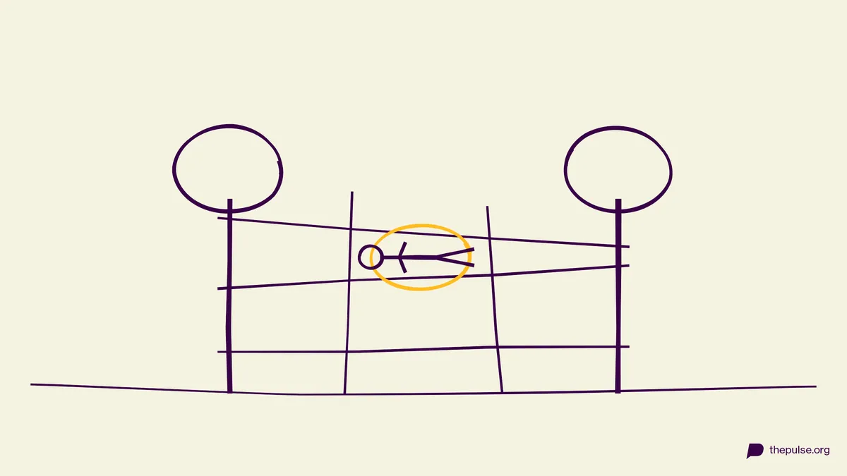 Handgezeichnete Illustration: Figur wird durch eine gelb markierte Lücke im Seil-Spinnennetz gehoben
