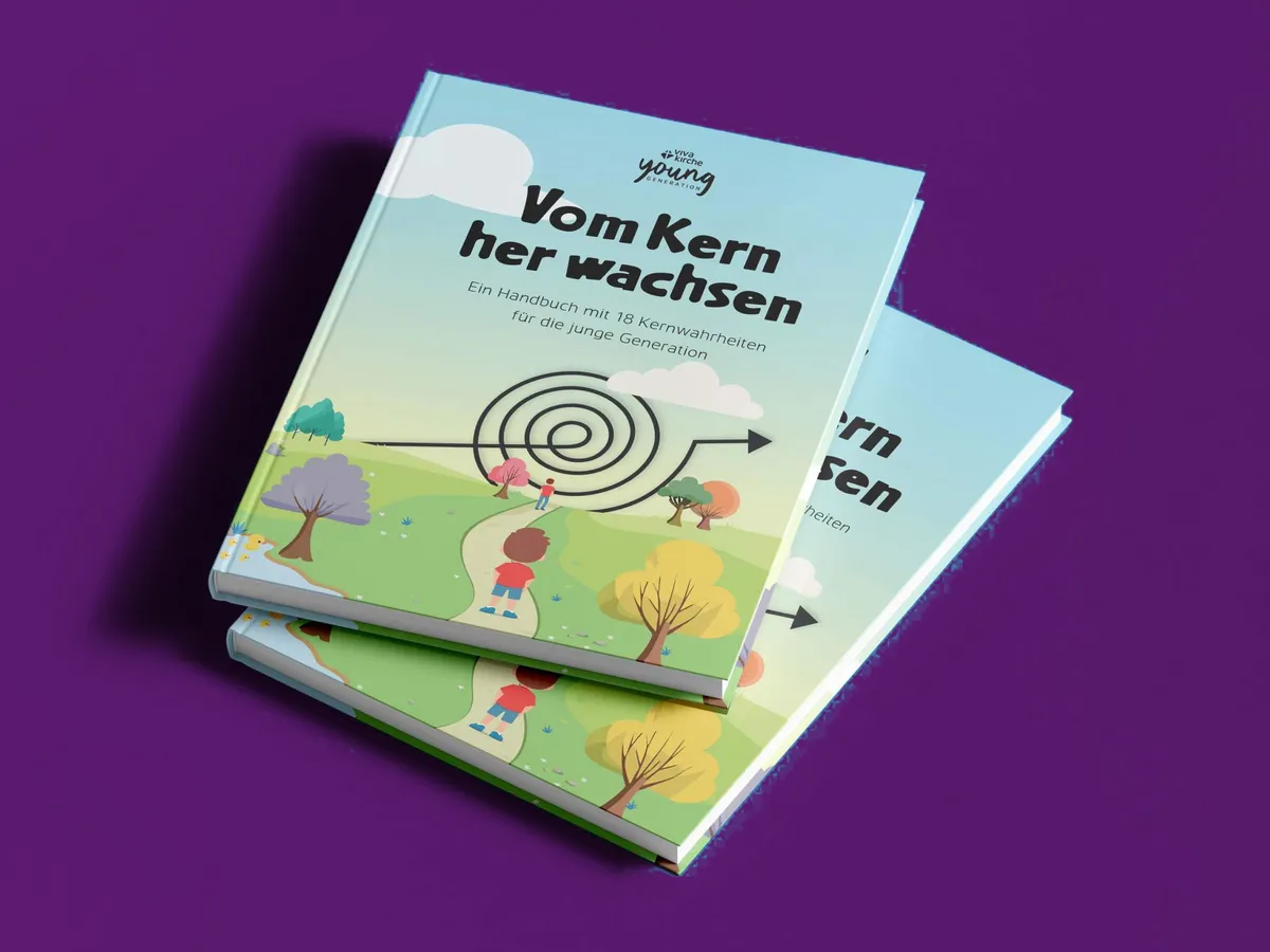 Zwei Exemplare des Handbuchs ›Vom Kern her wachsen‹ von Viva Kirche Young Generation