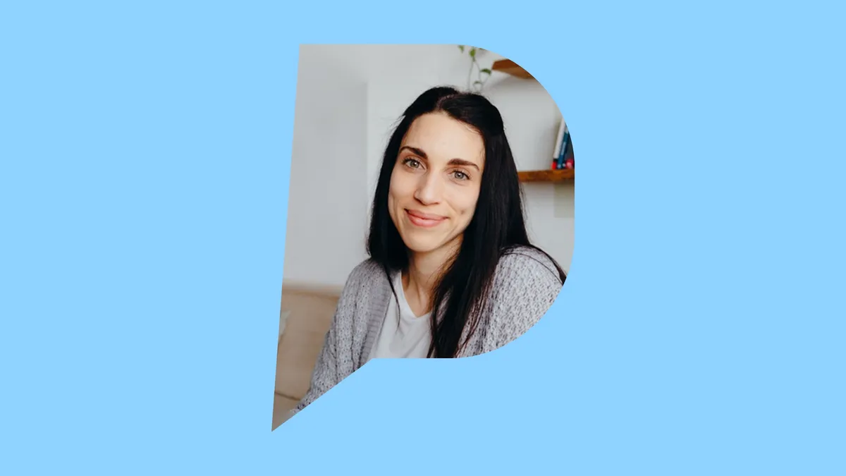 Veronika Pöll lächelt, Porträt in der Pulse-Sprechblase auf hellblauem Grund