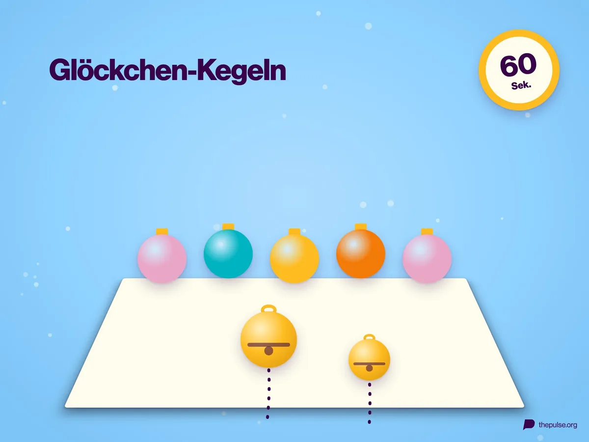 Fünf Weihnachtskugeln am Rand eines Tisches, zwei Glöckchen rollen auf sie zu