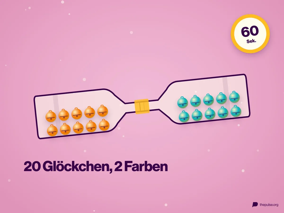 Zwei Flaschen Öffnung an Öffnung zusammengeklebt, links orangefarbene, rechts türkisfarbene Glöckchen