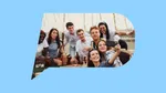 Junge Leute mit Flaschen auf einer Rooftop-Party, im Rahmen der Pulse-Sprechblase