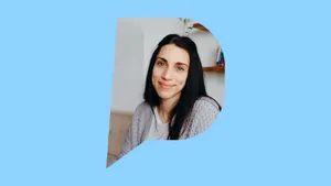 Veronika Pöll lächelt, Porträt in der Pulse-Sprechblase auf hellblauem Grund