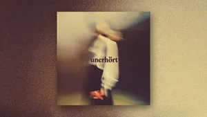 Cover des Podcasts unerhört: eine verschwommene Gestalt im weißen Hemd vor dunklem Hintergrund