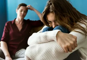 Mutter und Tochter im Teenageralter streiten sich