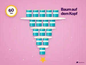 Ein umgedrehter Weihnachtsbaum aus gestapelten Dosen und Papptellern, unten ein Stern