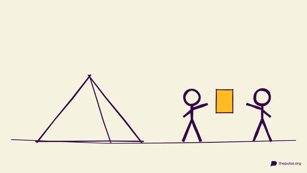 Handgezeichnete Illustration: Zwei Figuren mit geheimer gelber Karte vor einem Zelt
