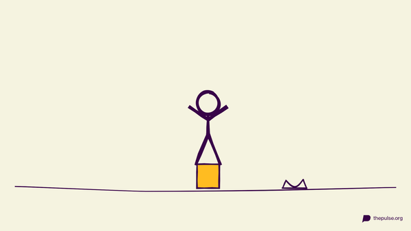 Handgezeichnete Illustration: Figur steht auf der vollen gelben Dose, die leere ist zerdrückt