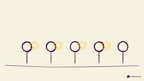 Handgezeichnete Illustration: Weihnachtsbotschaft wandert flüsternd mit gelben Schallwellen durch die Reihe
