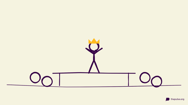 Handgezeichnete Illustration: Figur mit gelber Krone auf dem Laufsteg, Publikum applaudiert