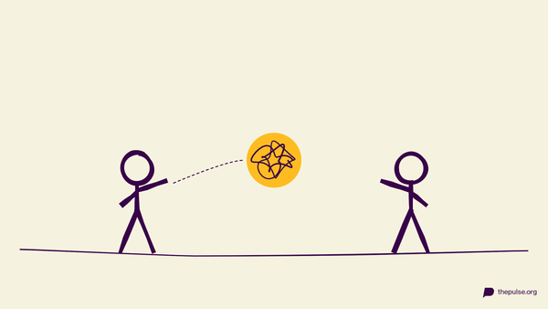 Handgezeichnete Illustration: Der zerknüllte gelbe Ball der bösen Worte wird weitergegeben