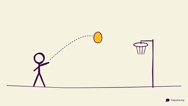 Illustration: Gelbes Osterei fliegt in den Mini-Basketballkorb