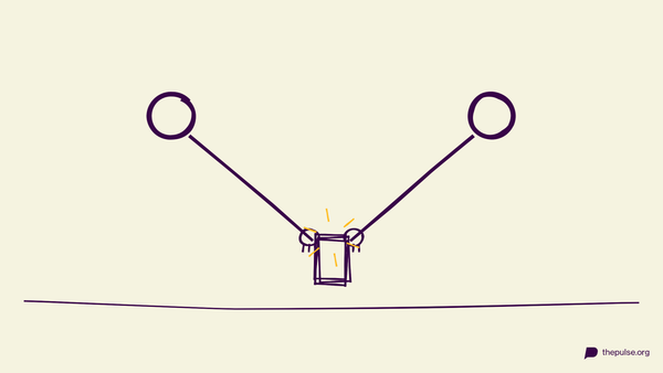 Handgezeichnete Illustration: Zwei Hände schlagen gleichzeitig auf den Kartenstapel