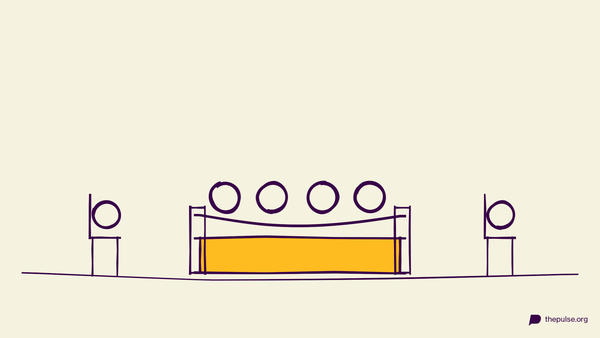 Handgezeichnete Illustration: Vier Köpfe auf einer gelben Couch, Stühle daneben