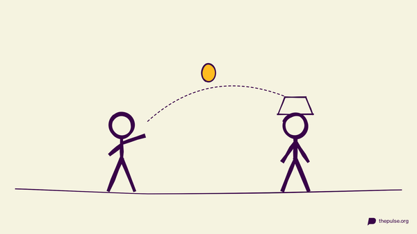 Handgezeichnete Illustration: Gelbes Osterei fliegt in den Korb auf dem Kopf des Partners