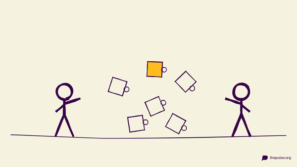Handgezeichnete Illustration: Durcheinandergewirbelte Puzzleteile, eines gelb, zwei Figuren sortieren