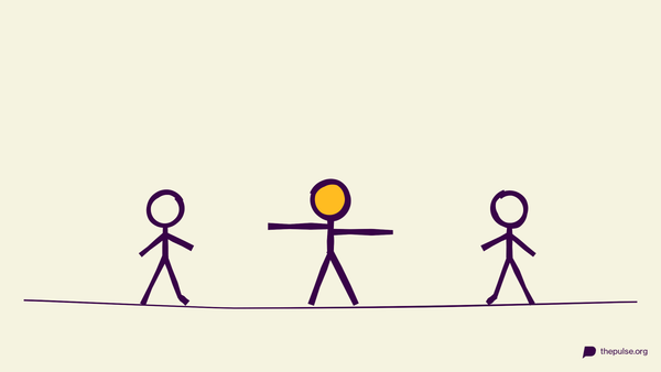 Handgezeichnete Illustration: Der Zombie mit starren Armen jagt die Fliehenden